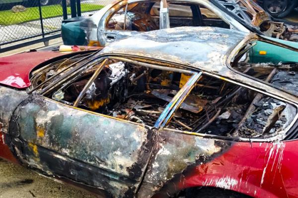 Мужские слезы: автоугонщики намерено сожгли две редкие модели Ferrari (ФОТО)