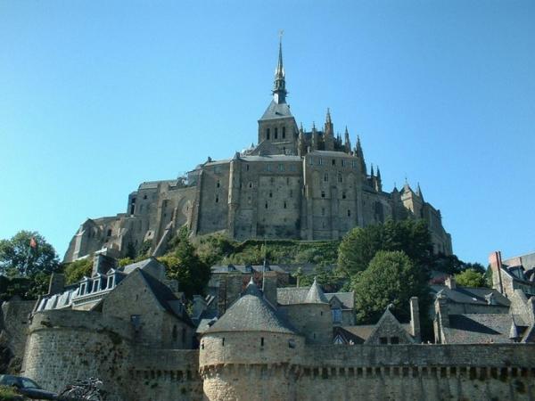 Магнит для туристов со всего мира: сказочный замок Мон-Сен-Мишель в Нормандии (ФОТО)
