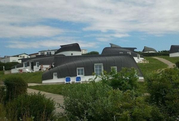 Оригинальное поселение на берегах Ла-Манша: как выглядит одна из самых необычных деревнь в Европе (ФОТО)