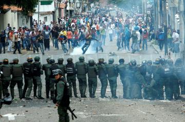 В Венесуэле во время акций протеста погибли более 20 человек