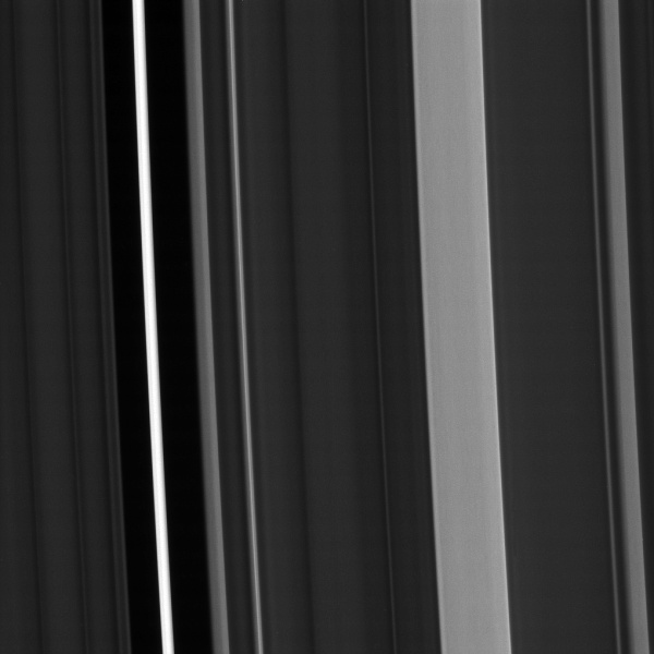 Зонд Cassini вошел в кольца Сатурна и прислал потрясающие снимки на Землю (ФОТО)