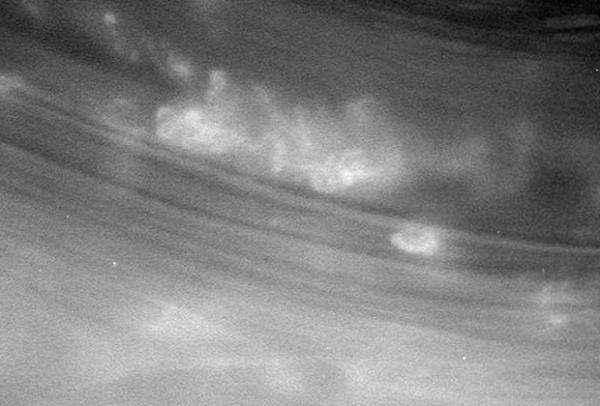 Зонд Cassini вошел в кольца Сатурна и прислал потрясающие снимки на Землю (ФОТО)