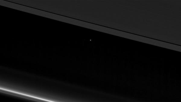 Зонд Cassini вошел в кольца Сатурна и прислал потрясающие снимки на Землю (ФОТО)
