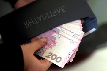 Средняя зарплата в Украине выросла почти до 7 тыс. грн