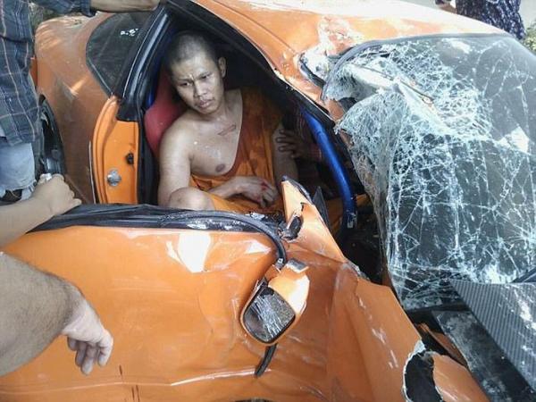 В Таиланде буддийский монах разбил спорткар своего приятеля (ФОТО)