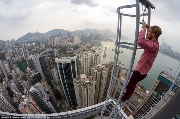 На все ради фото: экстремалы фотографируются на небоскребах без страховки (ФОТО)