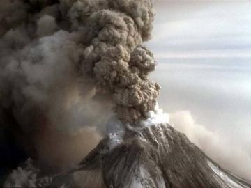 Вулкан в Японии выбросил трехкилометровый столб пепла (ВИДЕО)