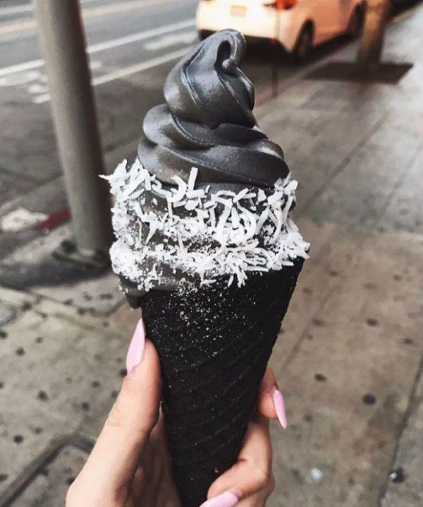 Американцы в восторге от мороженого черного цвета (ФОТО)