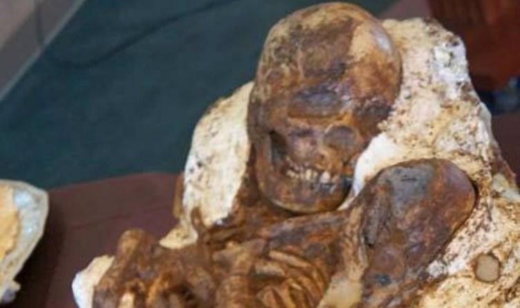 На Тайване обнаружена древняя мумия женщины с младенцем на руках (ФОТО)