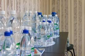 Медики развеяли мифы о полезности бутилированной воды