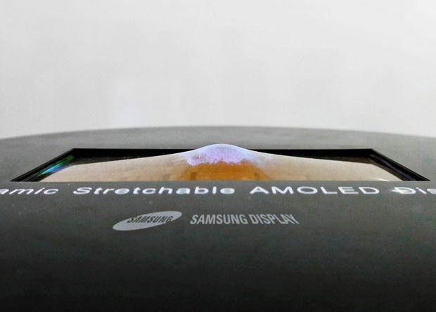 Технология будущего: Samsung представила «эластичный» дисплей (ФОТО)