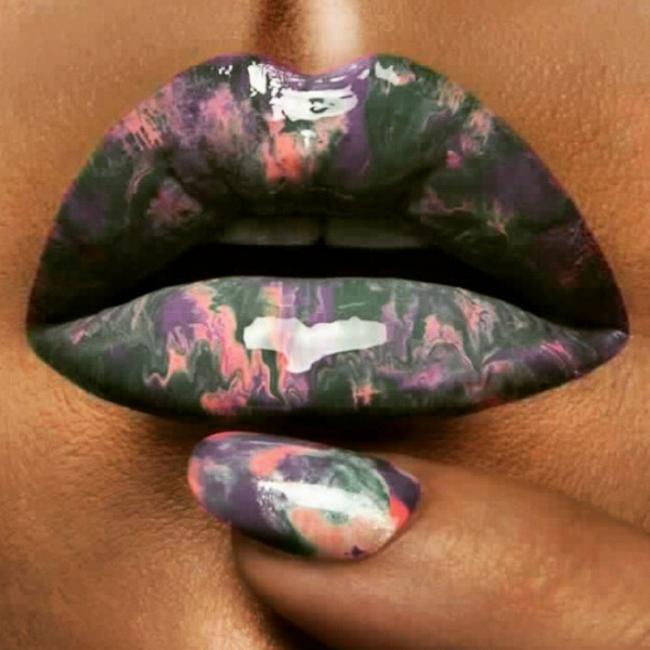 Мраморные губы – новый странный тренд в мире макияжа (ФОТО)