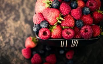 Диетологи рассказали о самых полезных фруктах и ягодах летом