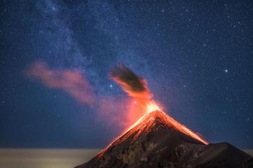 Потрясающее явление природы: извержение вулкана в Гватемале (ФОТО)