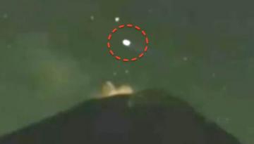 Впечатляющие кадры: над кратером вулкана в Мексике зафиксировали НЛО (ВИДЕО)