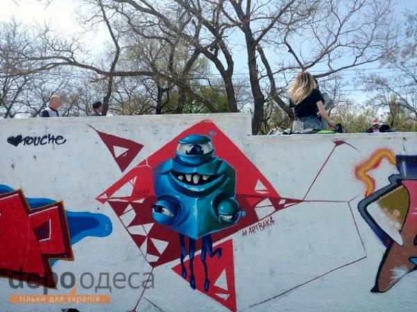 Как стены возле моря превратились в "зал славы" одесских мастеров граффити (ФОТО)