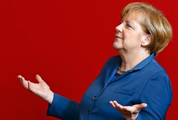 Выборы во Франции: Меркель поздравила Макрона с эффектной победой