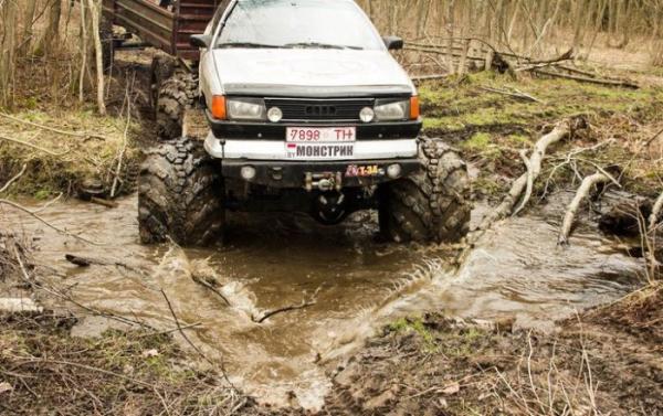 Белорус переделал старый седан Audi 100 в монстра для покорения бездорожья (ФОТО)