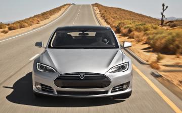 Электрокар Tesla Model S P85 встретился на треке с BMW i3 (ВИДЕО)