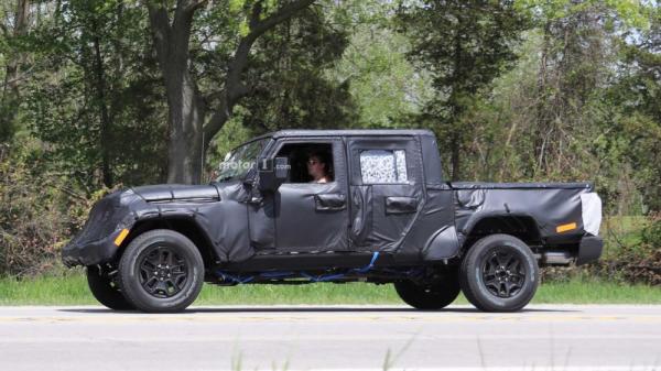 Пикап Jeep Wrangler нового поколения проходит дорожные тесты (ФОТО)