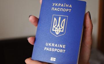 Украинцы спешат оформить биометрические паспорта для путешествий без виз