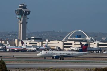 В аэропорту Лос-Анджелеса самолет столкнулся с грузовиком