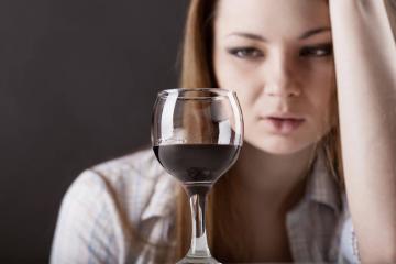 Всего один бокал вина в день повышает риск развития рака груди, - ученые