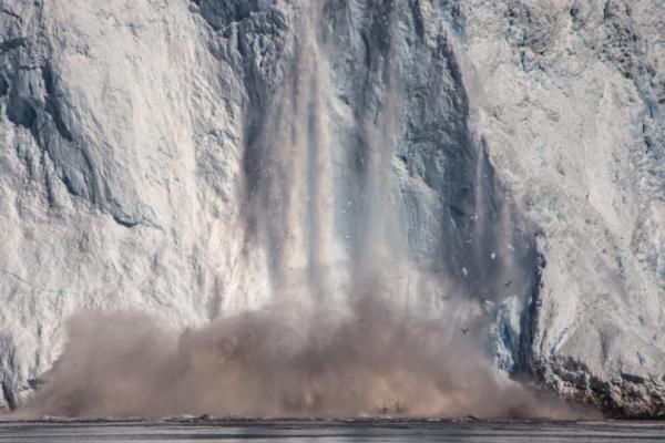 Стремительно тающие ледники Арктики на впечатляющих снимках активистки из США (ФОТО)