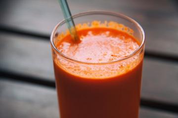 Ученые: морковный сок снижает вероятность заболеть раком