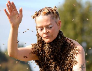 45-летняя американка носит на теле 12 тысяч пчел, чтобы исцелять людей (ВИДЕО)