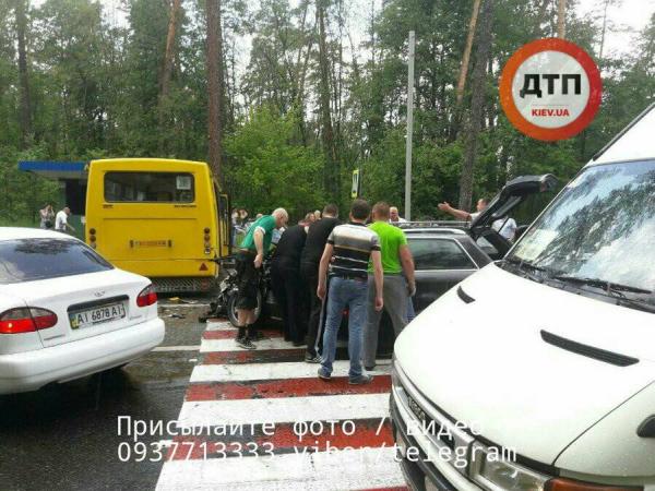 Audi на полном ходу врезался в маршрутку в Киеве, есть пострадавшие (ФОТО)
