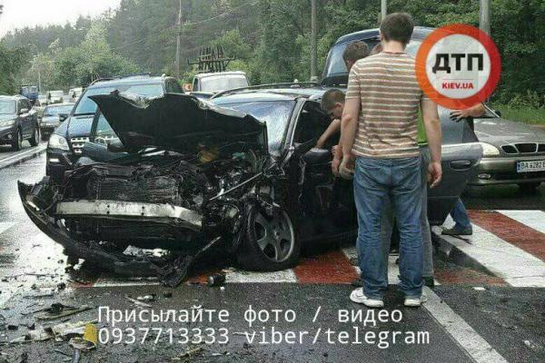 Audi на полном ходу врезался в маршрутку в Киеве, есть пострадавшие (ФОТО)