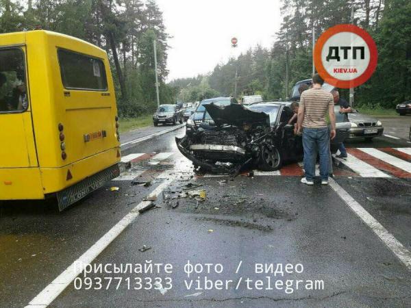 Audi на полном ходу врезался в маршрутку в Киеве, есть пострадавшие (ФОТО)
