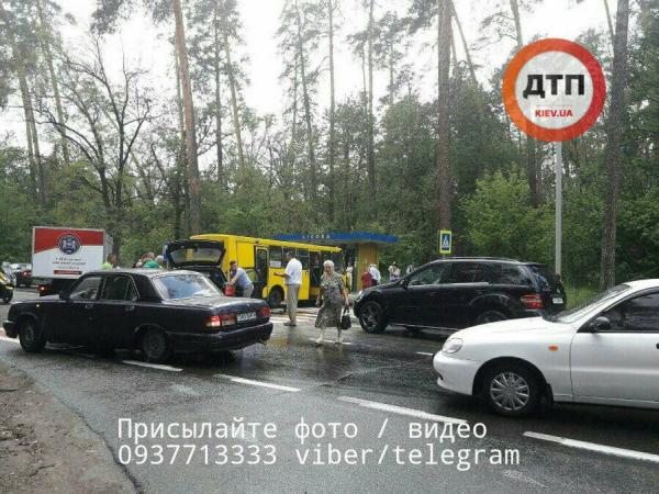 Audi на полном ходу врезался в маршрутку в Киеве, есть пострадавшие (ФОТО)