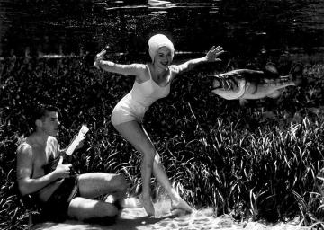 Гаджеты из прошлого века: cнимки девушек под водой 80-летней давности (ФОТО)