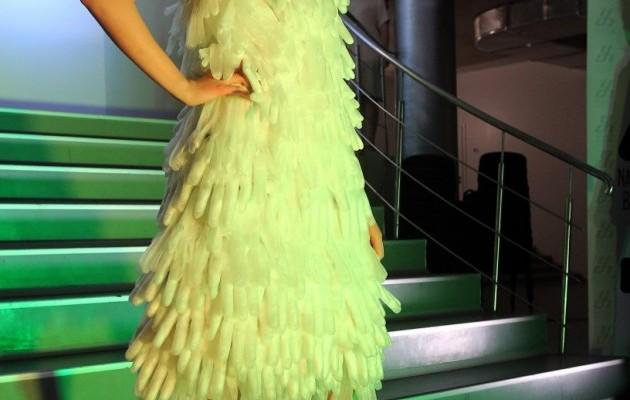 В Киеве прошел модный показ платьев из мусорных отходов (ФОТО)
