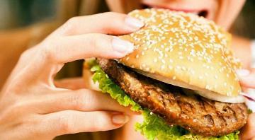 Ученые рассказали о последствиях употребления жирной пищи в детстве