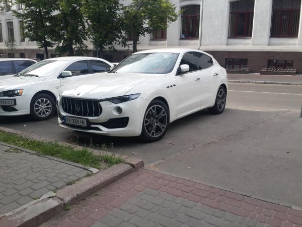 На украинских дорогах засветился новый внедорожник от Maserati (ФОТО)