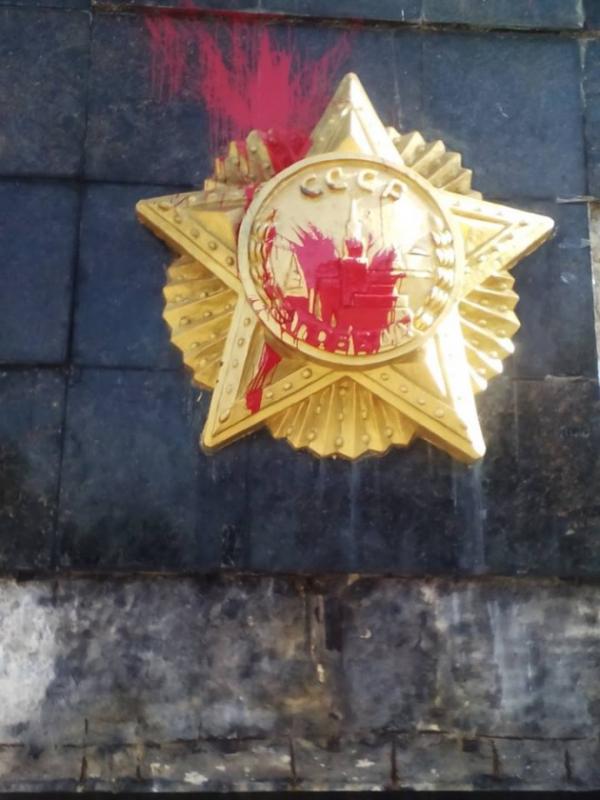 Декоммунизация по-львовски: неизвестные облили краской советский памятник (ФОТО)