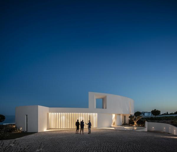 Скульптурные формы и чистые поверхности: изящный дом на побережье в Португалии (ФОТО)