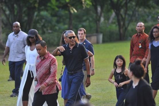 Без охраны и пафоса: Барак Обама отдыхает на Бали (ФОТО)
