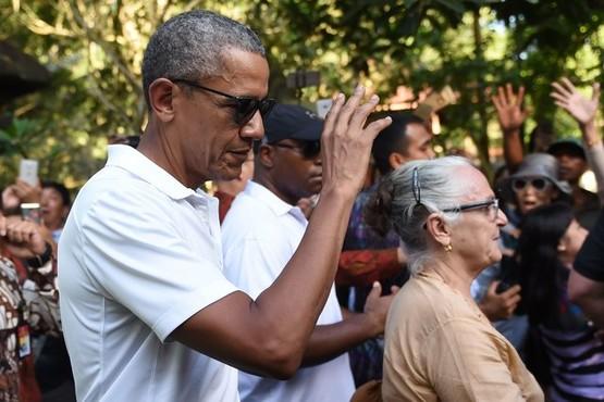 Без охраны и пафоса: Барак Обама отдыхает на Бали (ФОТО)