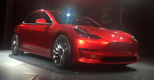 Илон Маск показал первый экземпляр Tesla Model 3 (ФОТО)