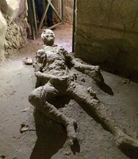 Ученые опубликовали фото погибшего жителя Помпей в двусмысленной позе