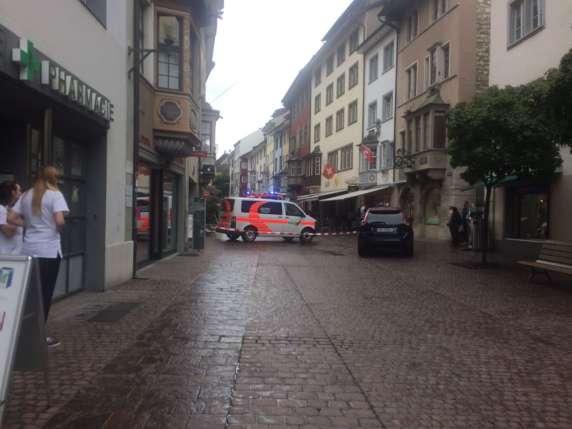 В Швейцарии полиция не может задержать мужчину с бензопилой