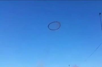 В небе над Великобританией появилось загадочное черное кольцо (ФОТО)