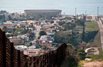 Мексиканка застряла на пограничной стене при попытке попасть в США (ФОТО)