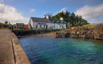 В Шотландии на продажу выставлен остров с церковью и рестораном