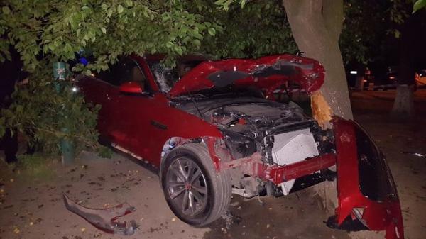 В Киеве произошло резонансное ДТП с участием первого кроссовера Jaguar (ФОТО)