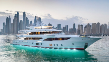 Плавучий дворец: В Эмиратах спустили на воду яхту с отделкой из самоцветов